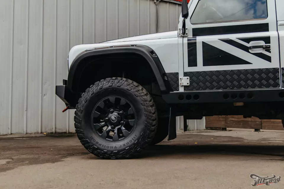 Привели в порядок Land Rover Defender! Заново окрасили элементы, очистили кузов, восстановили световое оборудование и построили новую акустическую систему